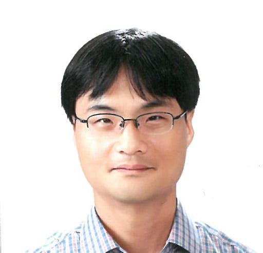 Yongjin Cho